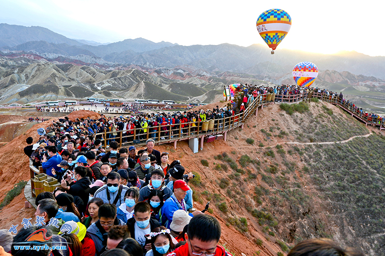 首日吸引游客1.6万人 张掖七彩丹霞燃爆"超级黄金周"