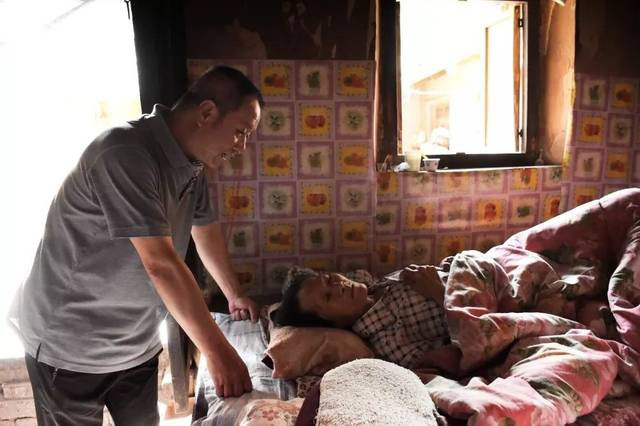 王长山探望高湾村大病群众