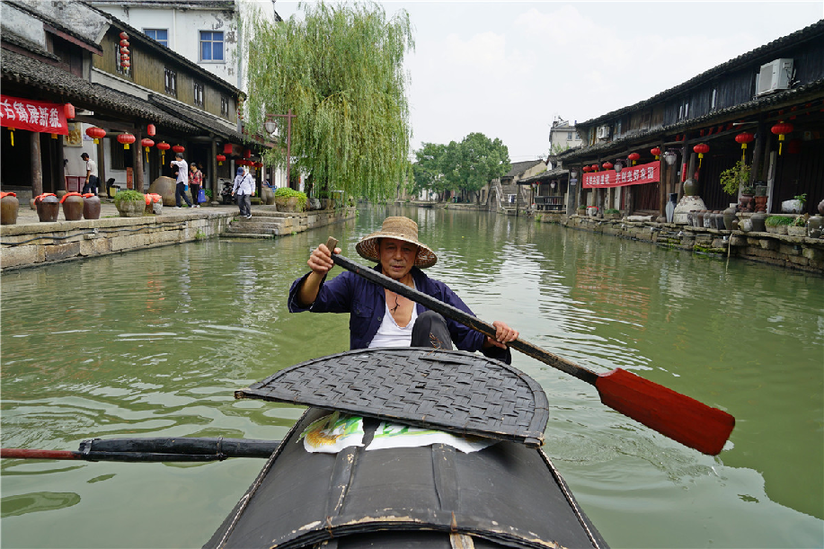 9月24日，63岁的船工沈荣兴正在划船。黄酒小镇的开发建设，为沈荣兴提供了“在家门口上班”的机会。新华社记者林光耀摄