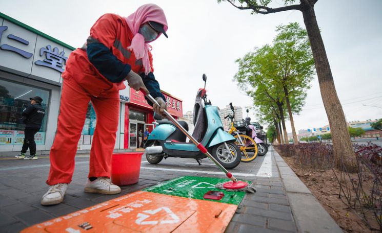 金昌市街头采用地埋式垃圾箱，既节省地面空间，也更适合多风少雨的使用环境。