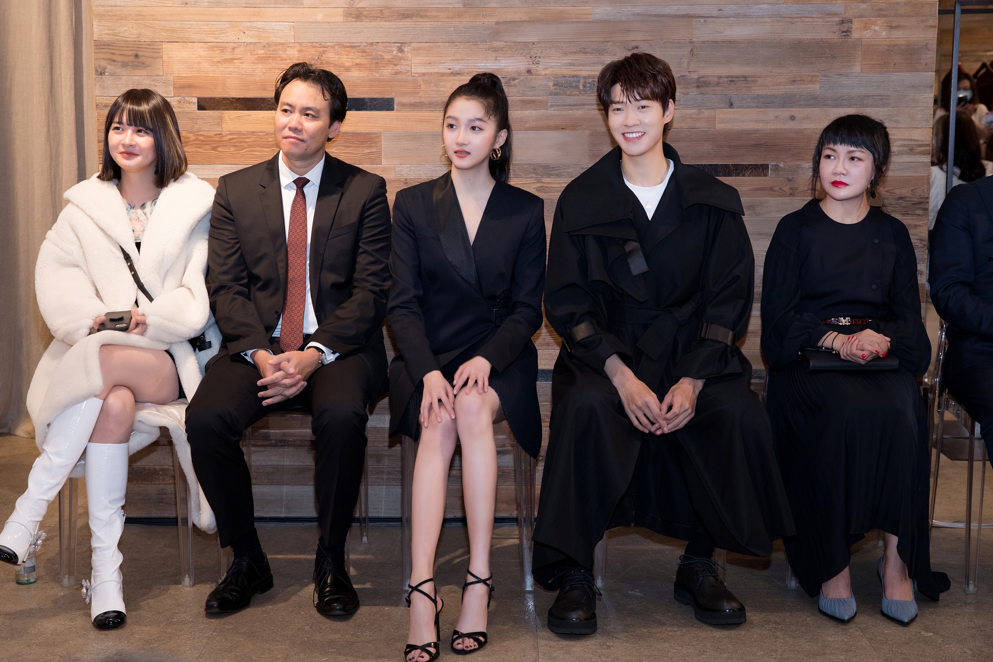 远洋冒险肆意驰骋与关晓彤魏大勋一同领略maxmara2020秋冬浪漫航程