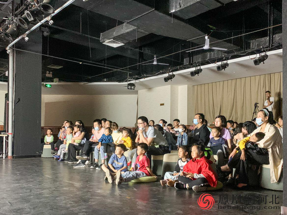 皮影表演很受孩子们的欢迎