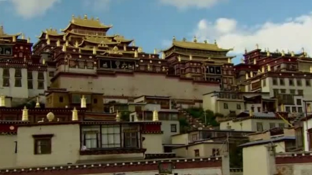 揭秘噶丹松赞林寺：五世达赖喇嘛为何会被建在大殿正中央？