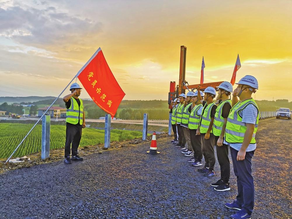 支部建在项目上，凝聚工程建设合力。