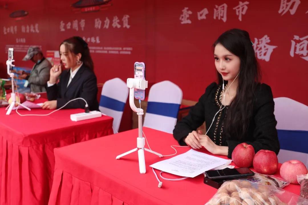 景区还在现场还搭起直播间,网红主播们为特色农产品直播带货,花样繁多