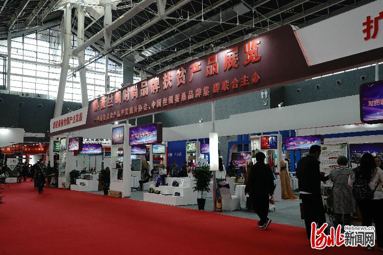 桑蚕丝绸时尚品牌扶贫产品展览现场。董康摄