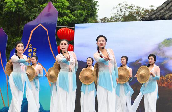 余姚音舞诗画广场音乐会现场。  黄静波 摄