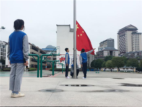 图为融水民族中学升旗仪式。西北工业大学研支团 供图