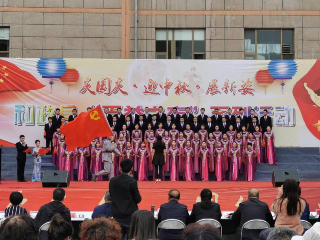 9月25日下午,在和政县举办的以“爱党爱国爱家乡,团结奋进展新姿”为主题的和政县县直部门歌咏比赛中,和政县税务局干部们参与的财税金融系统合唱团荣获二等奖。(钱红)