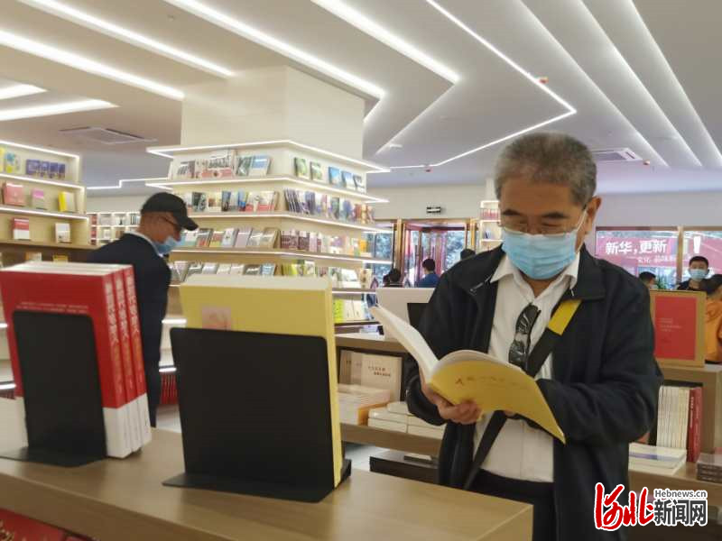 10月1日，位于邯郸市中华大街的新华书店“更新”为邯郸书城，正式进入试营业阶段。河北日报记者乔宾娟摄