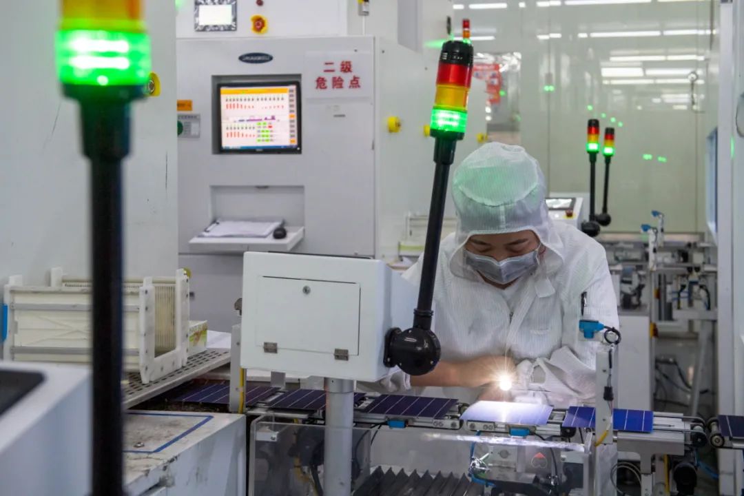 湖南红太阳光电科技有限公司智能制造生产线。