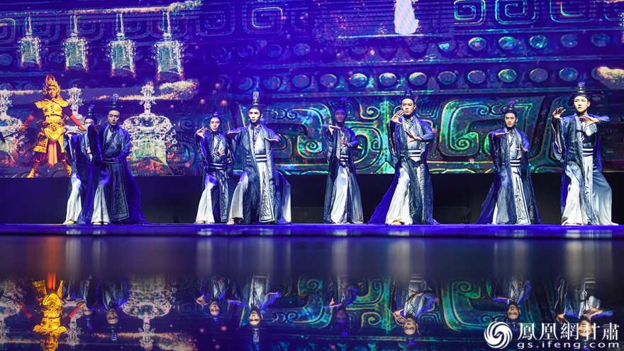 宫商角徵羽,古老音符在编钟的敲击中摆开视听盛宴.杨艺锴 摄