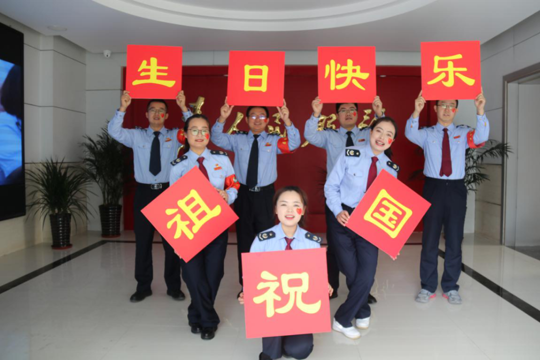 天水市秦州区税务局青年干部通过表演手指舞《我爱你中国》,为祖国献礼。(强小菊)