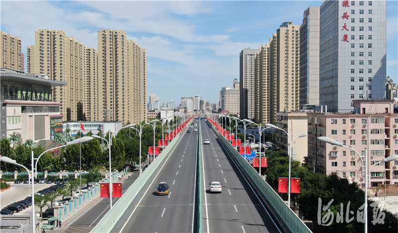 国庆节临近，石家庄市部分主干道悬挂起国旗，营造出喜庆、热烈的节日氛围。图为石家庄市槐安路两侧悬挂起鲜艳的国旗。河北日报记者张昊摄影报道