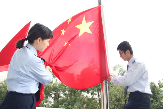 国庆前夕,高台县税务局干部更换国旗,营造氛围喜迎国庆。(王大恺)