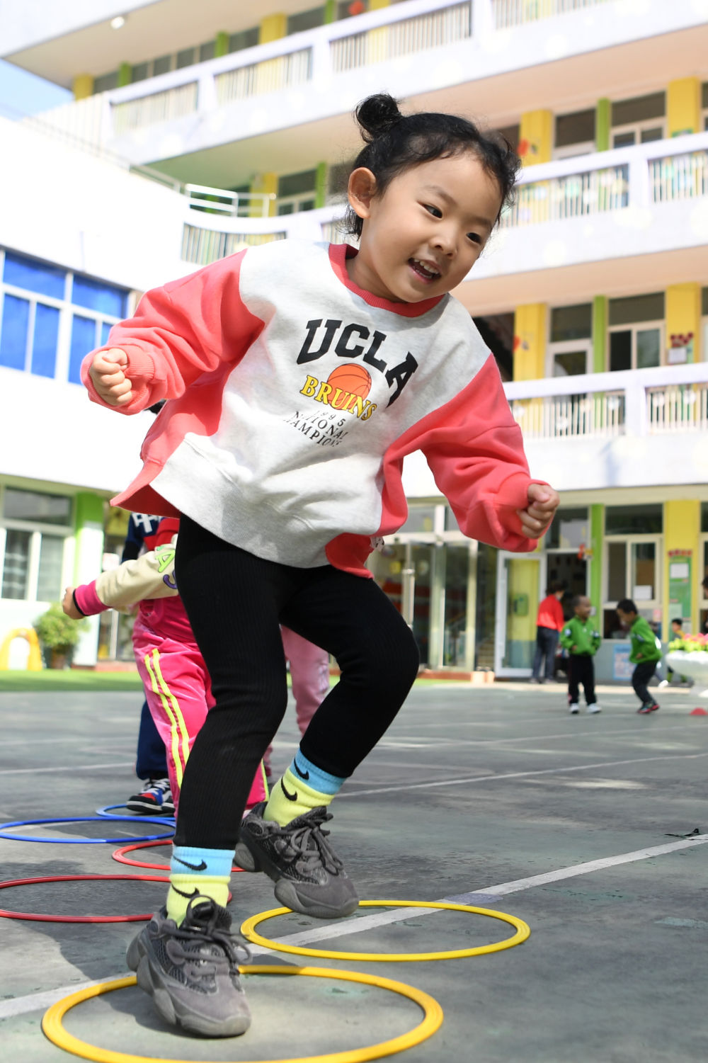 9月29日,天鵝湖幼兒園中班的小朋友在足球課上熱身.