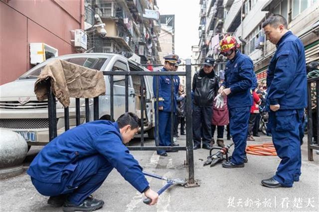 欢迎举报堵塞消防车通道现象！武汉市开展打通“生命通道”集中治理行动，举报电话96119(图1)