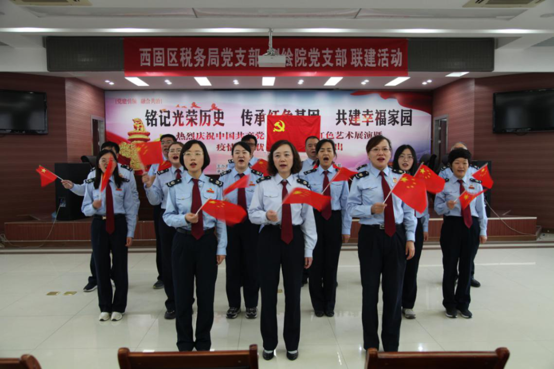 “我们是共和国的税务人,信仰的旗帜在新时代飞扬……”双节之际,兰州市西固区税务局各支部组织党员干部同唱《中国税务之歌》,传递税务工作与民同生、与家国同在的深厚情怀,表达了税务人对祖国华诞的祝福。(付雅娟)