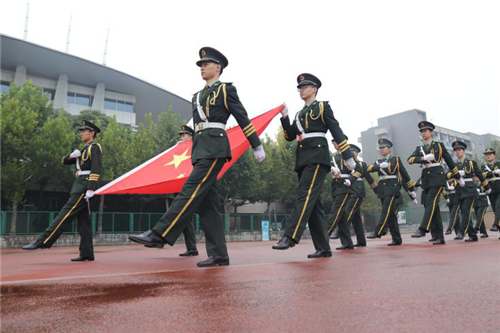 图为西北工业大学长安校区升旗仪式，国旗班护送国旗。西北工业大学研支团 供图
