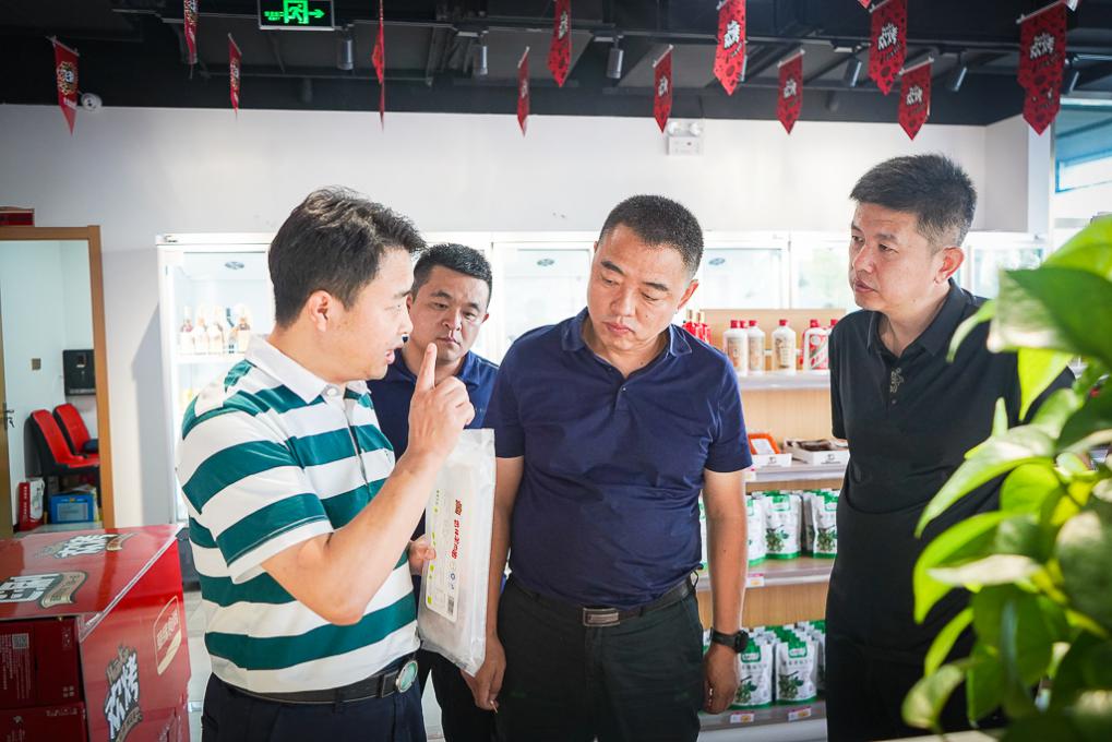 平原县投资促进服务中心闫善豹主任一行莅临"草缘食尚"集团考察参观