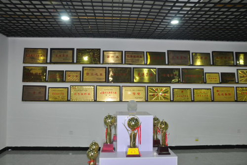 陕西省侨商联合会代表参加洛川县曙光中学20年校庆