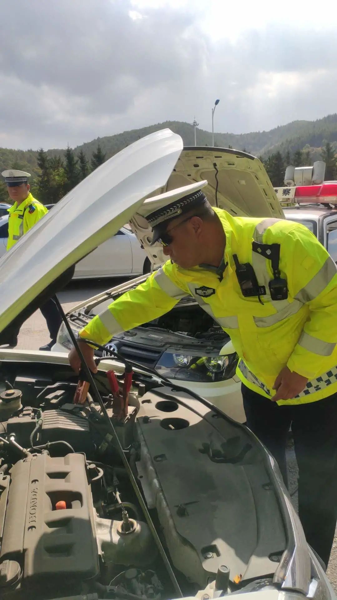 国庆假期抚顺交警在路上伴您平安行畅行中国交警同行