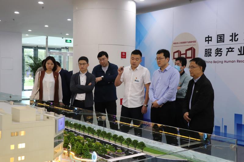 陪同前往考察的还有沈阳市大东区人社局局长李坚,北京市丰台区民政局