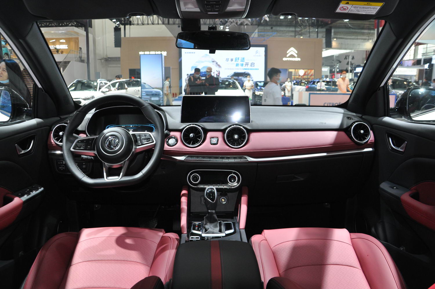 东风风光500亮相北京车展年轻运动风预计10月上市