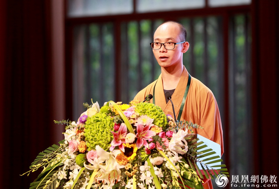 觉海法师主持闭幕式(图片来源:凤凰网佛教)