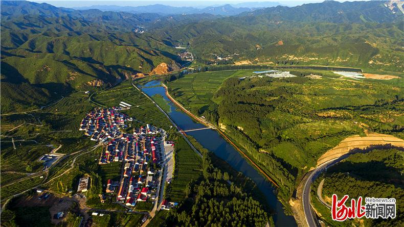 近日拍摄的潮河两侧群山环抱，绿意盎然。近年来，滦平县对流经本县的潮河干流加大治理力度。治理后的潮河流域河畅水清，岸净景美，呈现出一幅人与自然和谐相处的优美画卷。河北日报记者田明摄