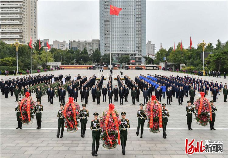 9月30日是烈士纪念日。上午,我省在华北军区烈士陵园向烈士敬献花篮。河北日报记者赵威摄
