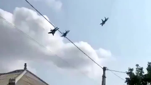 现场：三架俄罗斯的米格29战机从亚美尼亚上空飞过