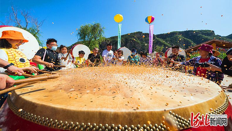 近日,游客在易县恋乡·太行水镇玉米冒险村生态农场体验“鼓往金来”休闲项目。 通讯员于博青摄