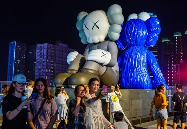 在长沙国金中心“打卡”人群