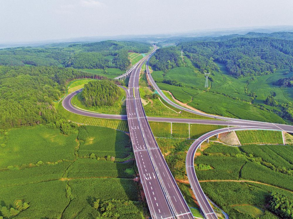 加强互联互通，提升路网现代化水平。