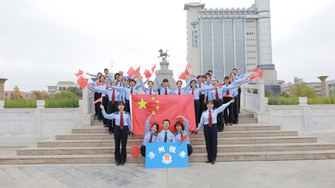 武威市凉州区税务局干部用自己的方式喜迎中秋、欢度国庆,向祖国母亲表达深深的祝福之情。(孟彩虹)