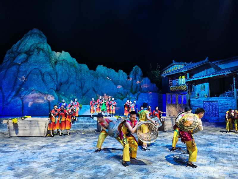 湖南凤凰苗寨篝火情景剧竹山花开盛大开演农民登台演绎自己的故事