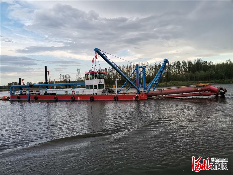 清淤疏浚河道。通讯员田家霖摄