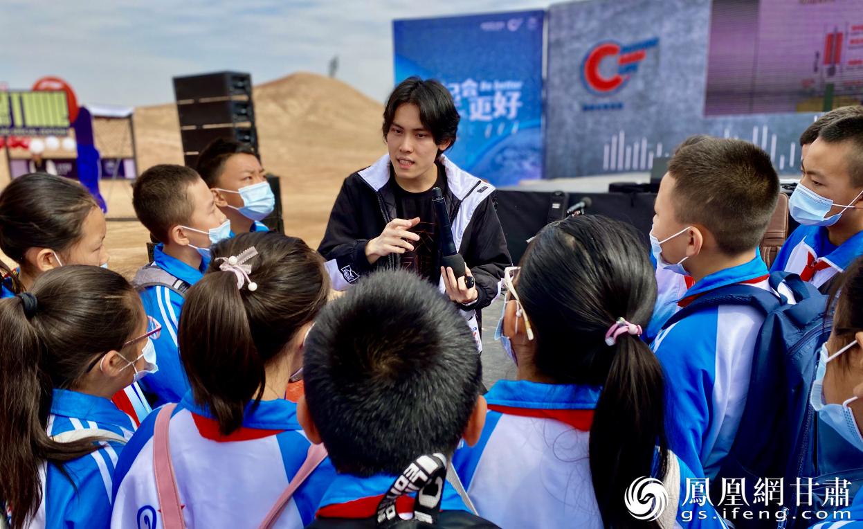 陈锴杰现场教科普组装小知识 李娟平 摄