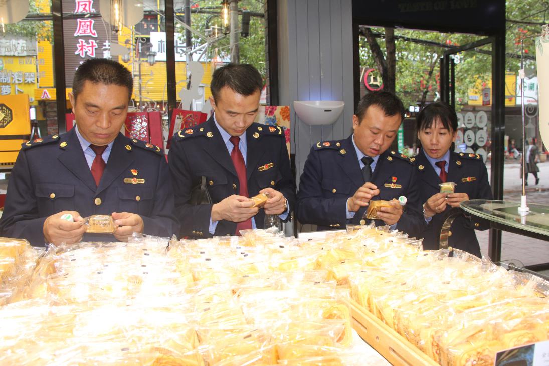 执法人员正在检查月饼市场食品安全工作。