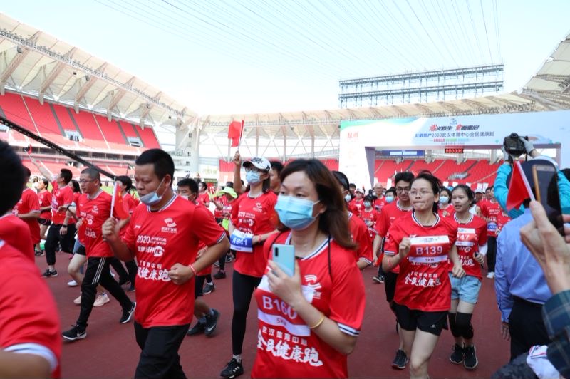 1500名选手在军运会开闭幕式场馆跑"微马"武汉体育中心浴火新生全面重启
