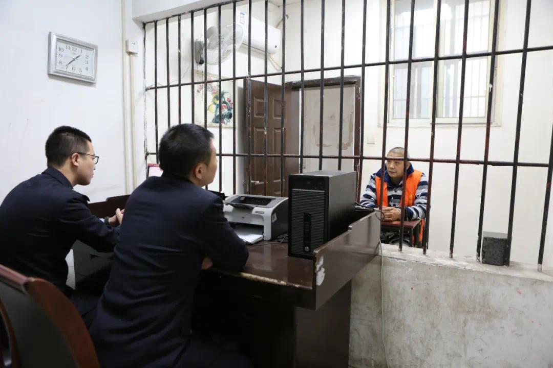 潜逃境外18年"黑老大"王平被重庆警方缉捕归案!