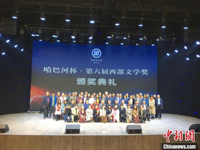 获奖作家和观众合影。　贾文萱 摄