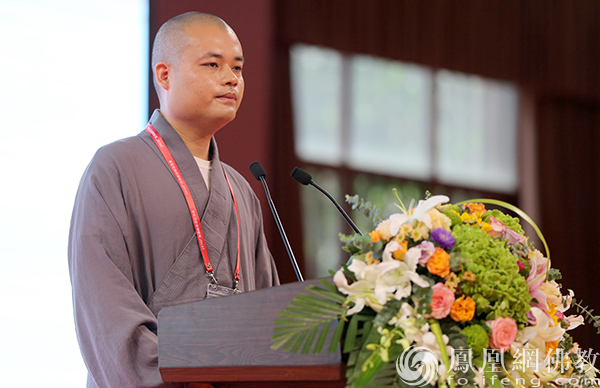 顿律法师宣讲“如何依教修学”（图片来源：凤凰网佛教）