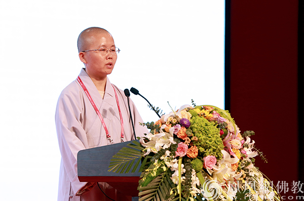 圣法法师宣讲“如何利益众生”（图片来源：凤凰网佛教）