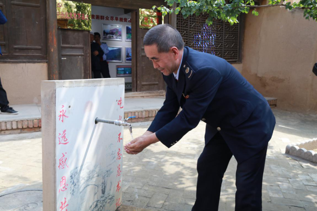 广河县税务局组织党员干部前往东乡县布楞沟村党史教育基地和村史陈列馆,开展主题党日活动。在布楞沟村史馆的自来水龙头前,税务干部李明星拧开水龙头净手后掬起一捧水一饮而尽,感慨道:“知道这水来之不易后,感觉它更甘甜了。”(马文慧 马崟鹏)