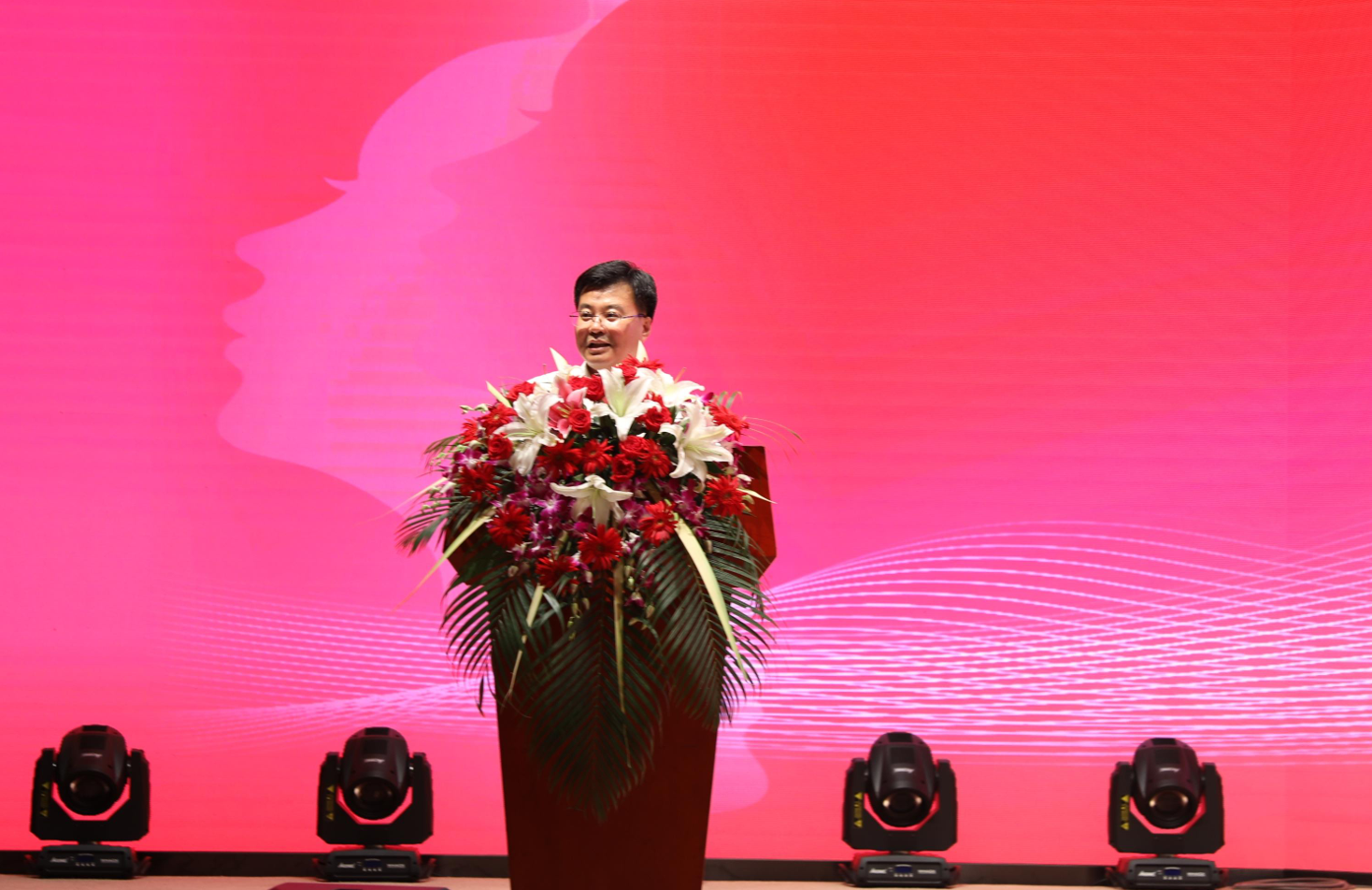 女企业家商会抗疫标兵表彰大会暨她力量——女商精神演讲报告会举行