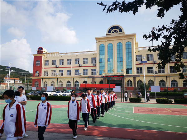 胸怀中国梦 平安校园行 崂山十一中开展防踩踏安全演练