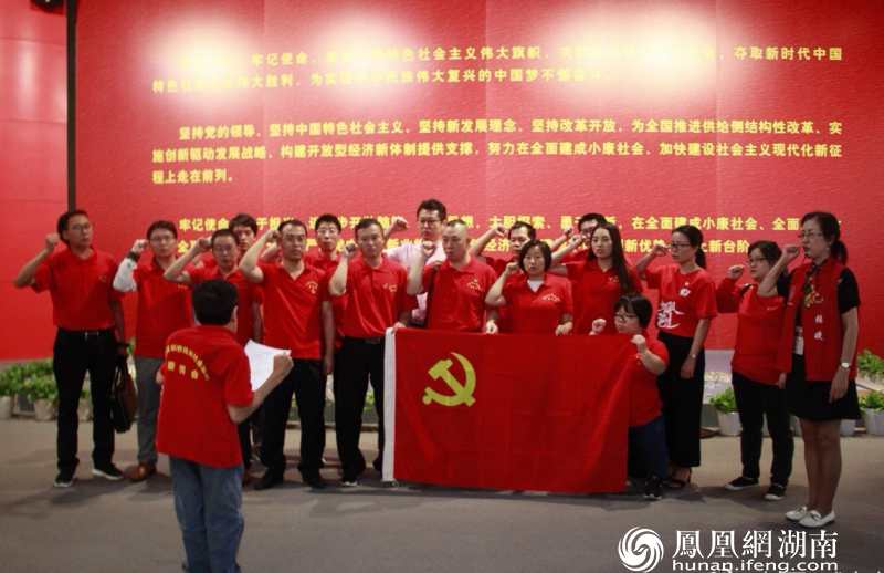 铁血莲花:一个残疾人和他的残友们创造的美丽世界