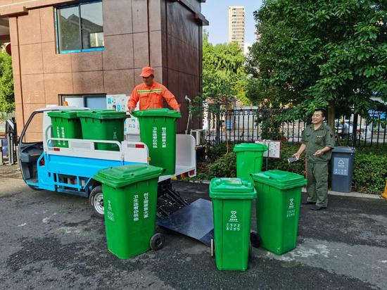 生活垃圾分类“桶装化”收运。 林迎春供图